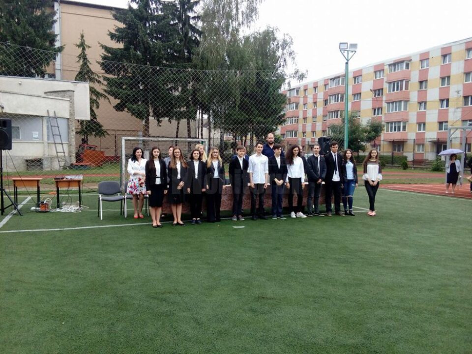 Cei 12 elevi care au încheiat anul școlar cu 10 pe linie