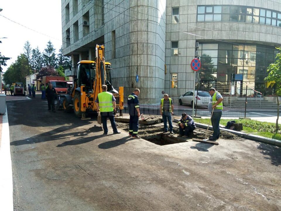Zona centrală a Sucevei a rămas fără apă rece aproape 12 ore în urma lucrărilor de reabilitare a străzii Vasile Bumbac