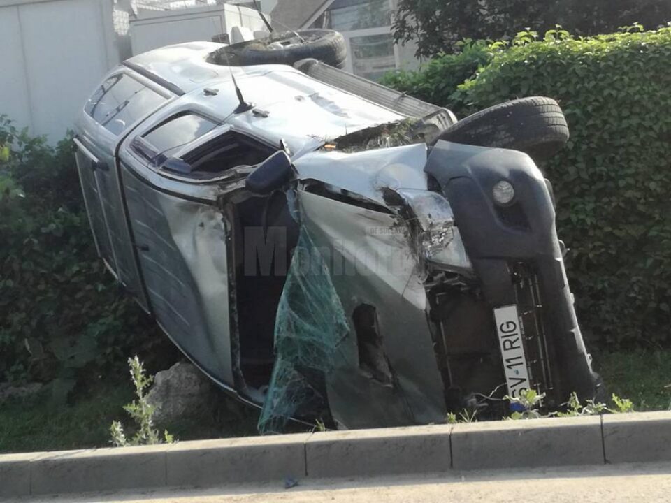 In urma impactului, autoutilitara Toyota s-a rasturnat in santul de la marginea drumului
