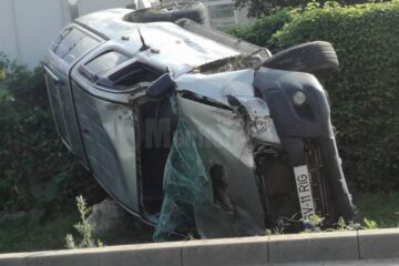 In urma impactului, autoutilitara Toyota s-a rasturnat in santul de la marginea drumului