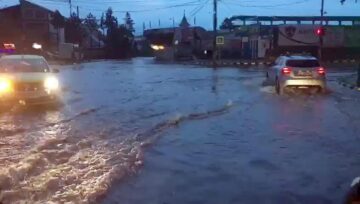 Ploaia torențială a inundat intersecția Areni