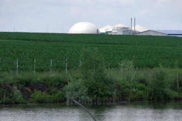 Iazul și stația de biogaz, în plan îndepărtat