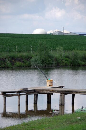 Iazul și stația de biogaz, în plan îndepărtat