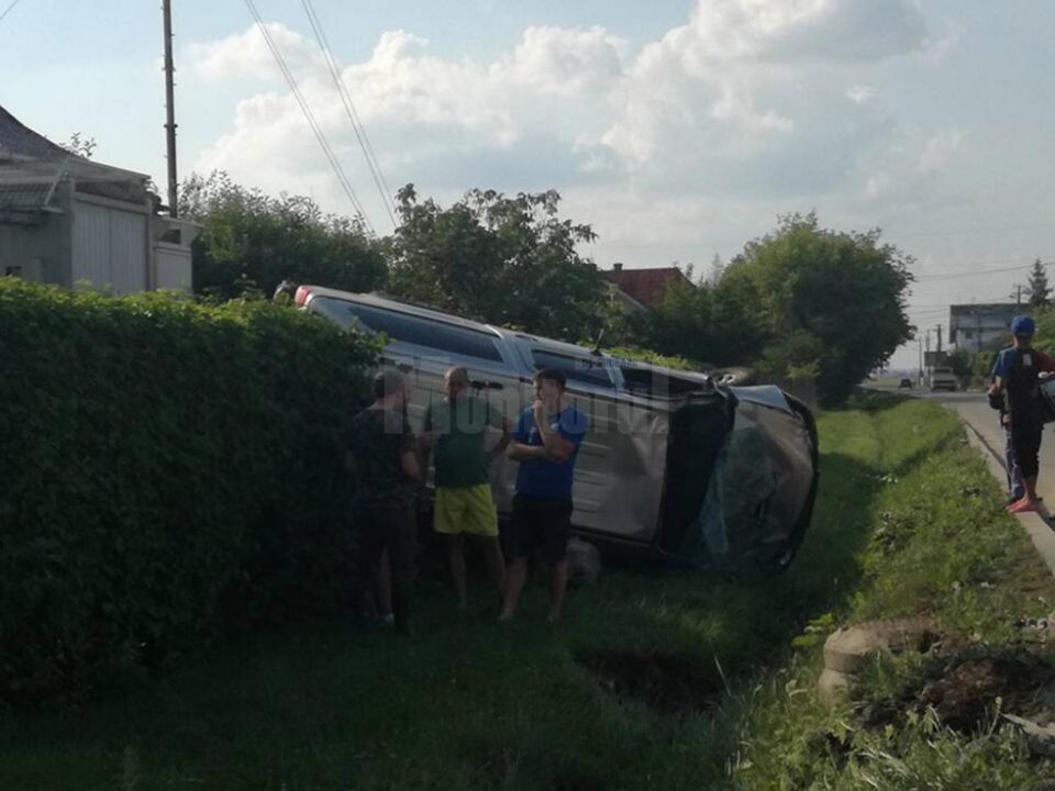 Autoutilitara Toyota a fost proiectată în șanțul de lângă drum