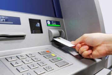 Un bărbat a „clonat” cardul patronului, de pe care și-a tras peste 3.600 de lei