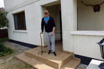 Un caracter foarte puternic. Dan Ciprian Sfichi se deplasează deocamdată cu ajutorul unui baston