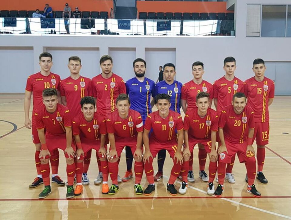 Pintilie, primul din dreapta sus, a debutat cu succes în echipa națională de juniori