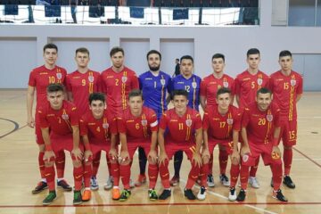 Pintilie, primul din dreapta sus, a debutat cu succes în echipa națională de juniori