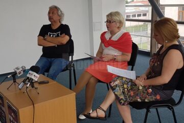 Regizorul Alexandru Grecu, alături de conducerea Teatrului „Matei Vișniec”, anunțând premiera „Noapte bună, tăticule!”