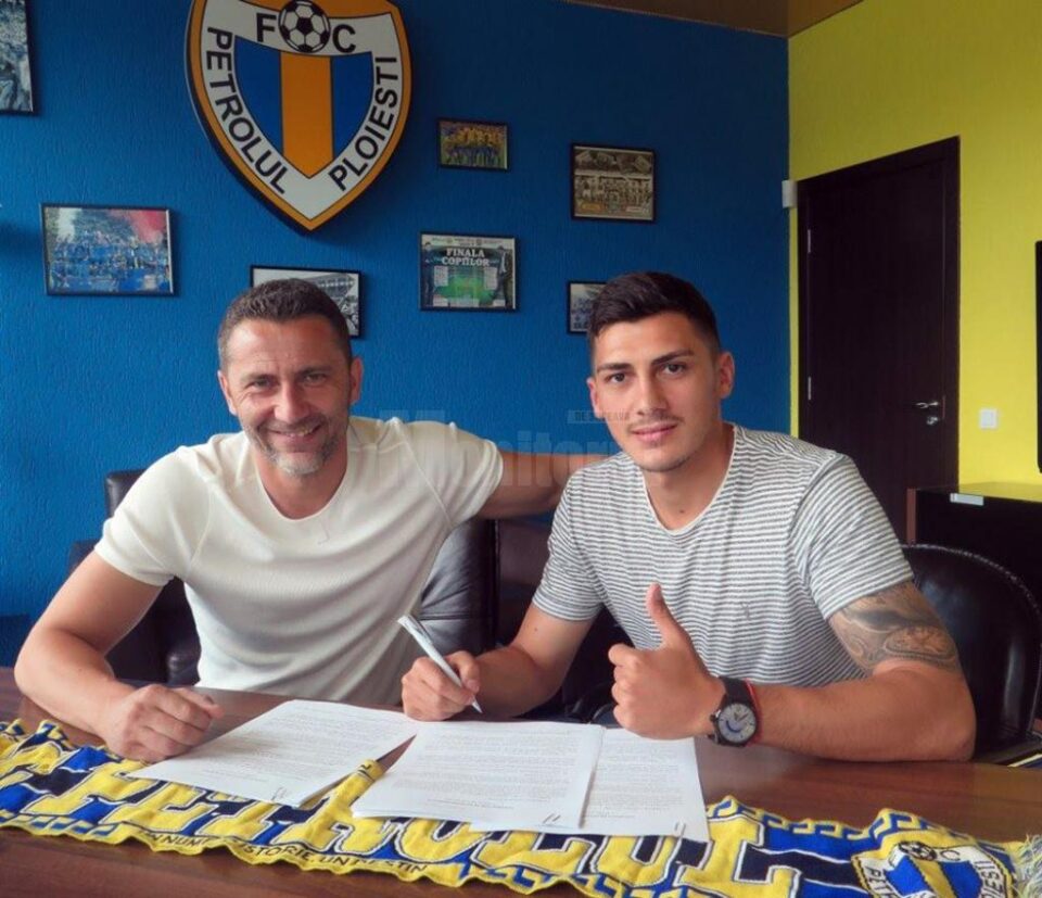 Florin Plămadă semnează contractul cu Petrolul în prezența președintelui Cristi Vlad