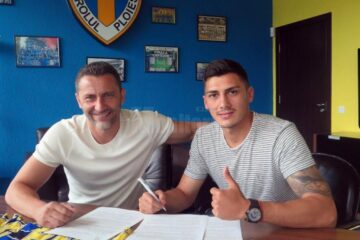 Florin Plămadă semnează contractul cu Petrolul în prezența președintelui Cristi Vlad