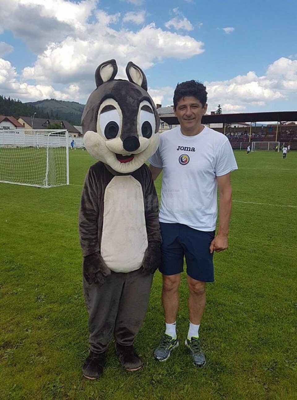 Belodedici la Vatra Dornei, anul trecut, alături de mascota turneului