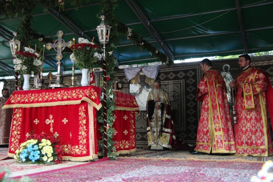 Racla cu moaștele Sfântului Ioan cel Nou de la Suceava, scoasă astăzi din biserică și așezată sub baldachinul din curtea mănăstirii