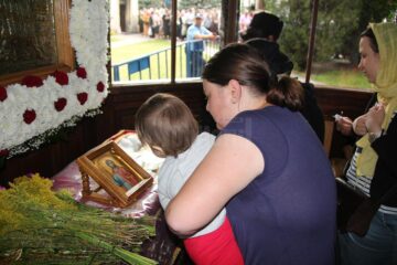 Pelerini la închinare