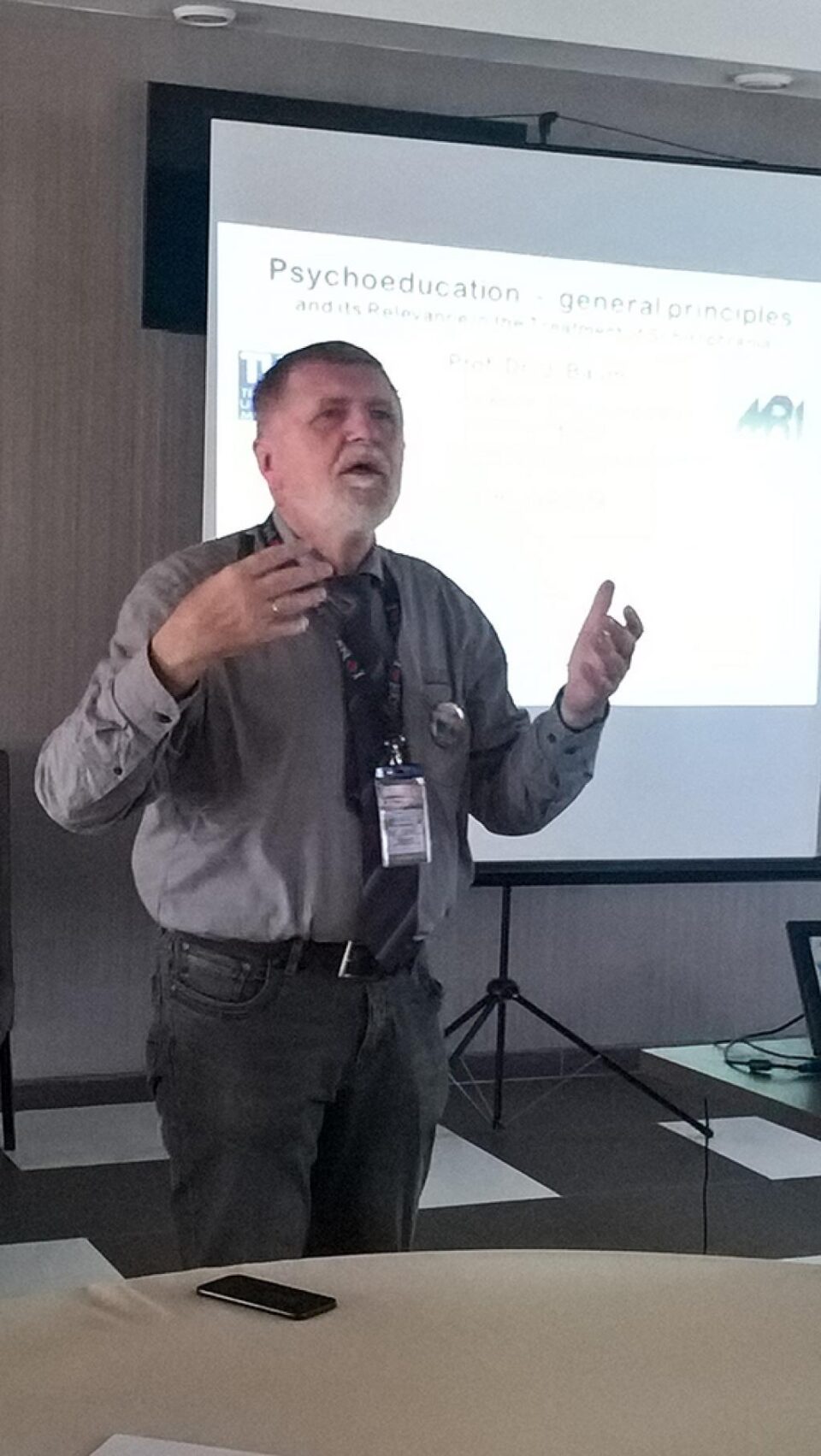Prof. dr. Josef Bäuml a conferențiat la Câmpulung Moldovenesc despre recuperarea bolnavilor de schizofrenie Prof. dr. Josef Bäuml a conferențiat la Câmpulung Moldovenesc despre recuperarea bolnavilor de schizofrenie