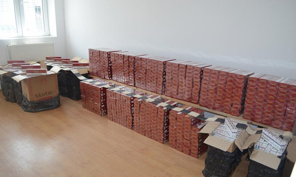 Trei contrabandiști ucraineni reținuți cu focuri de armă și aproape 20.000 de pachete de țigări confiscate la graniță