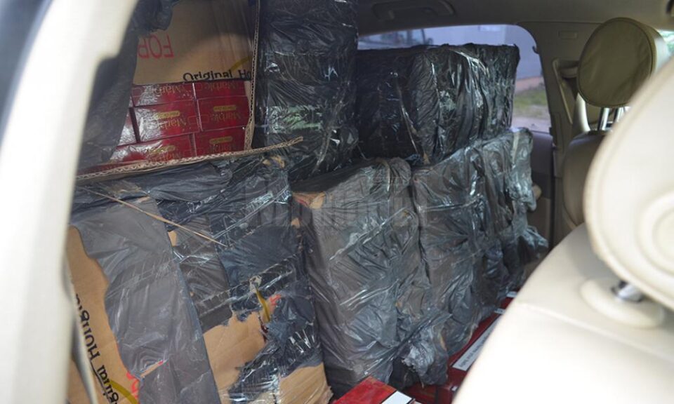 Trei contrabandiști ucraineni reținuți cu focuri de armă și aproape 20.000 de pachete de țigări confiscate la graniță