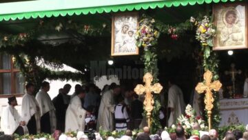 Șase ierarhi, un sobor impresionant de preoți și zeci de mii de pelerini și localnici, la procesiunea de Sânziene