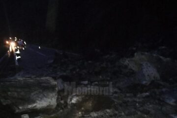 Drumul național Vatra Dornei - Crucea a fost blocat de pietre căzute de pe versant