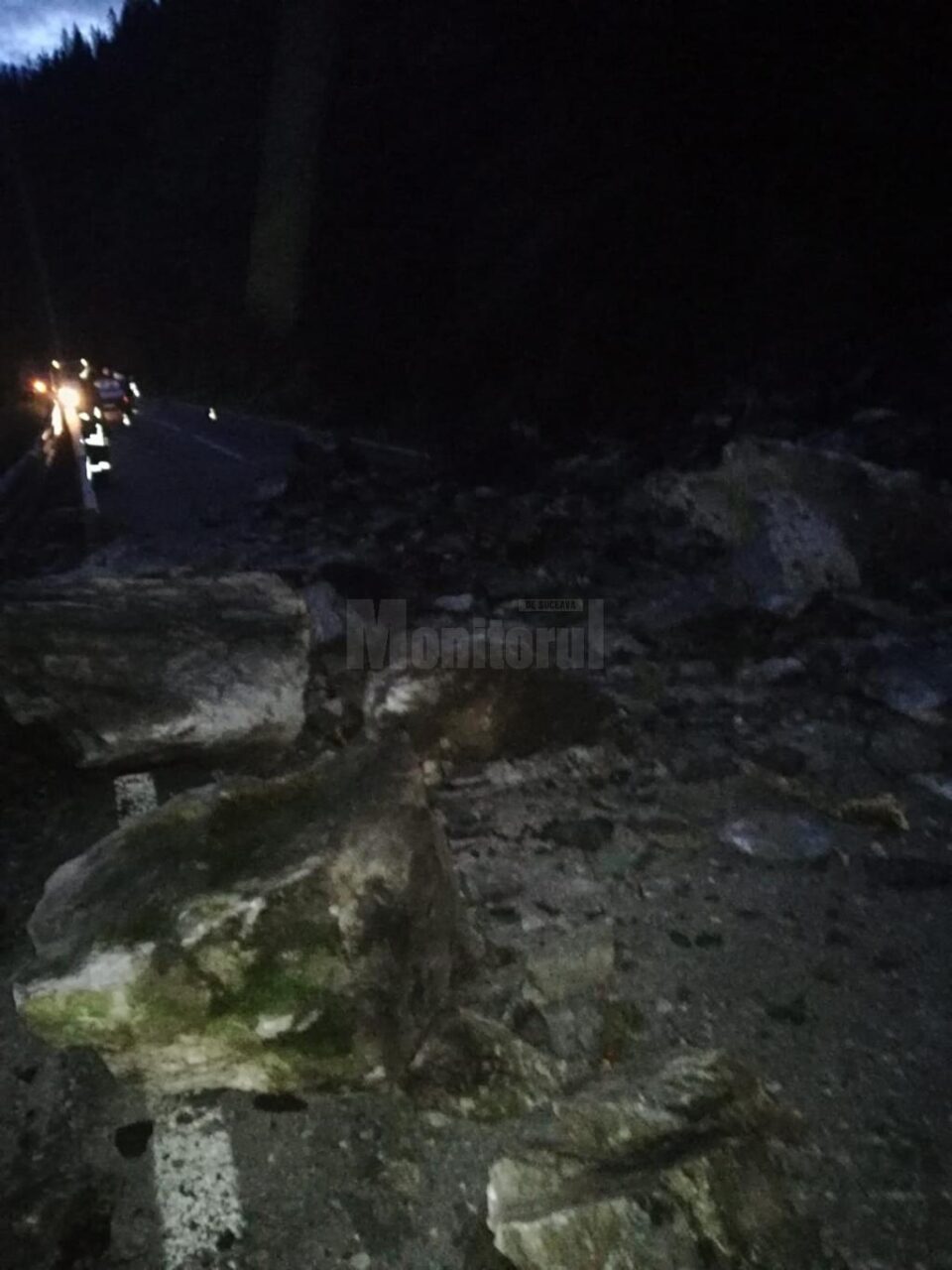 Drumul național Vatra Dornei - Crucea a fost blocat de pietre căzute de pe versant Drumul național Vatra Dornei - Crucea a fost blocat de pietre căzute de pe versant