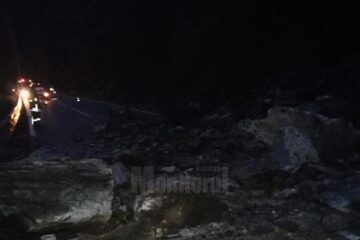 Drumul național Vatra Dornei - Crucea a fost blocat de stânci căzute de pe versant