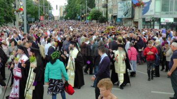 Șase ierarhi, un sobor impresionant de preoți și zeci de mii de pelerini și localnici, la procesiunea de Sânziene