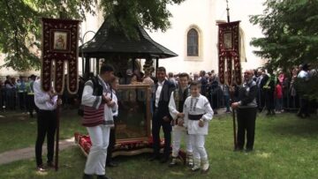 Șase ierarhi, un sobor impresionant de preoți și zeci de mii de pelerini și localnici, la procesiunea de Sânziene