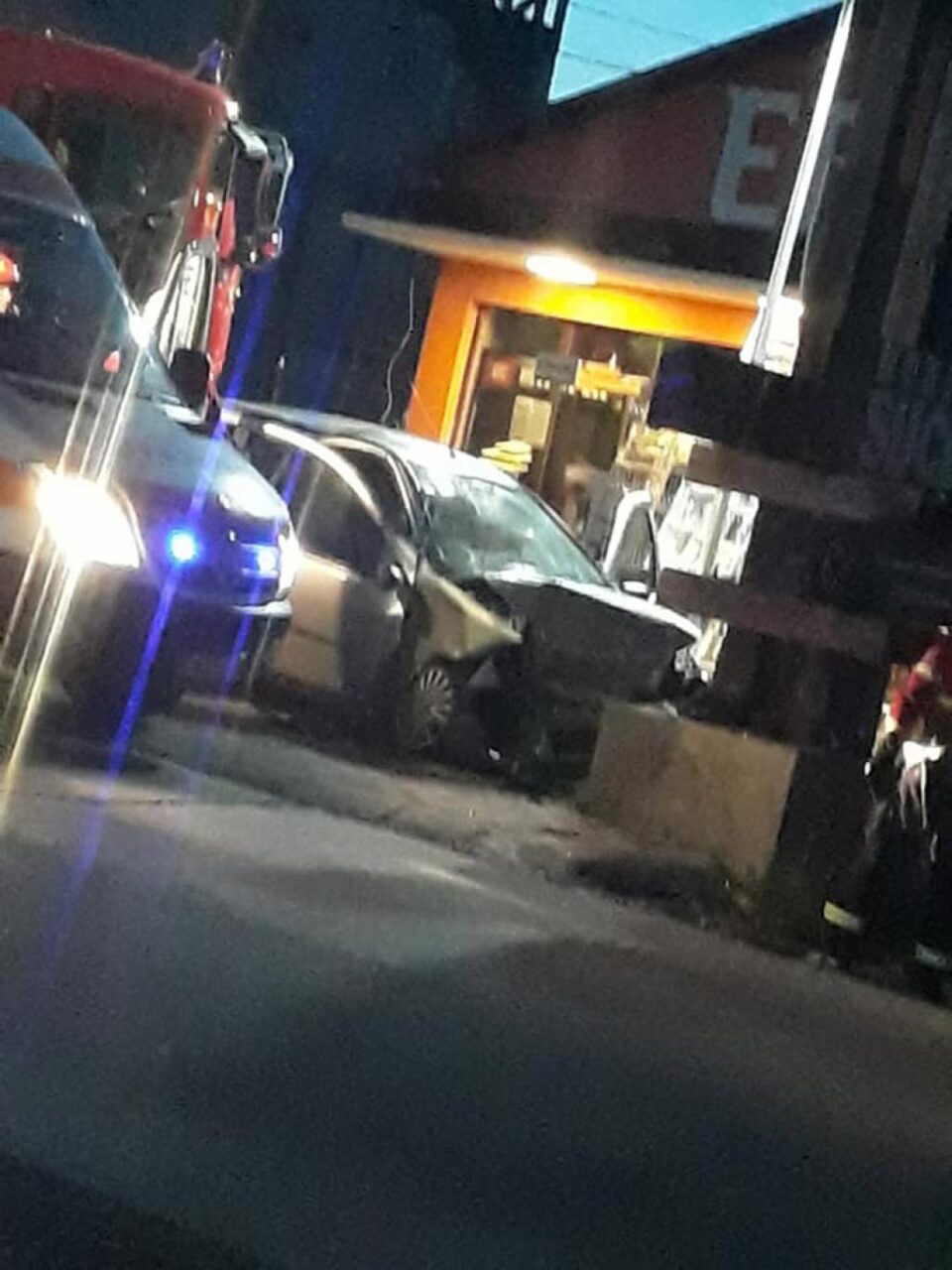 Accidentul a avut loc la ieșirea din Suceava spre Moara. Foto: Facebook - Atenție Poliția Accidentul a avut loc la ieșirea din Suceava spre Moara. Foto: Facebook - Atenție Poliția