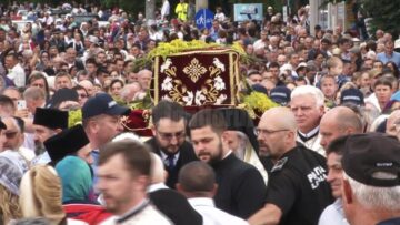 Șase ierarhi, un sobor impresionant de preoți și zeci de mii de pelerini și localnici, la procesiunea de Sânziene