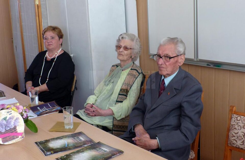 Prof. Gabriela Mihai, prof. Angela Popescu și prof. Mihai Filip