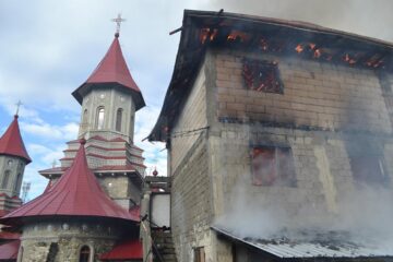Flăcări apocaliptice au distrus chiliile Mănăstirii „Sf. Mina”