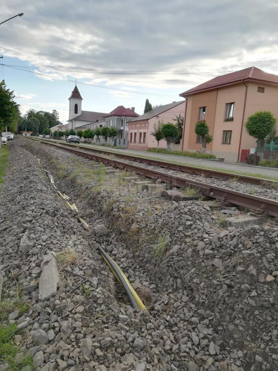 Lucrările la instalația SCB din zona centrală a municipiului Rădăuți Sursa foto: pagina de Facebook Calea ferată Dornești - Putna
