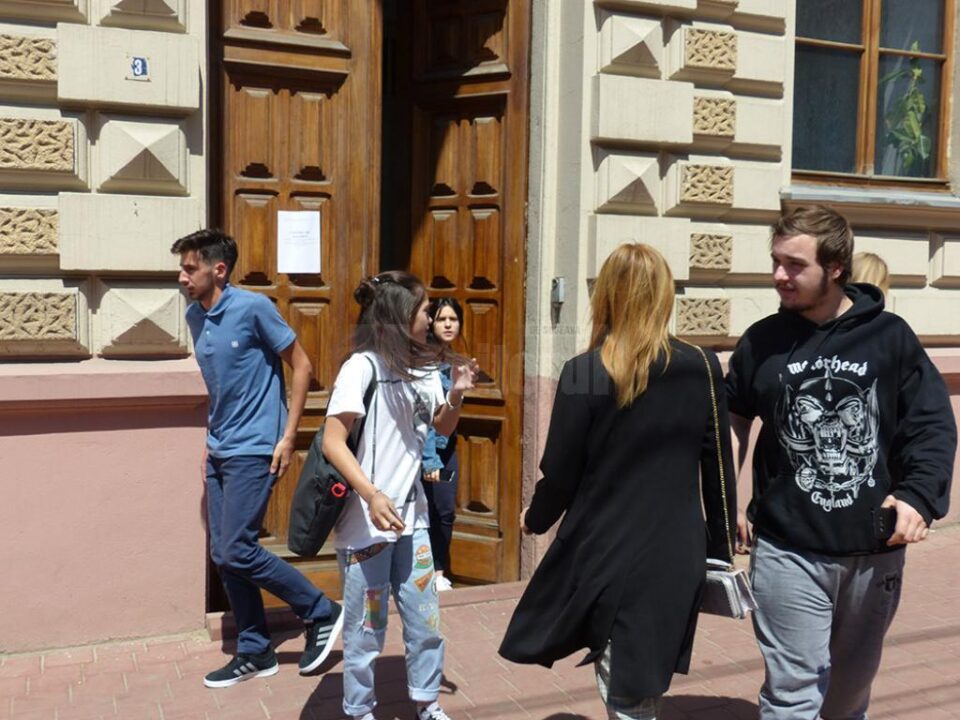 Doi elevi din județ, eliminați din examenul de bac, după ce le-au sunat telefoanele în timpul probei de la română