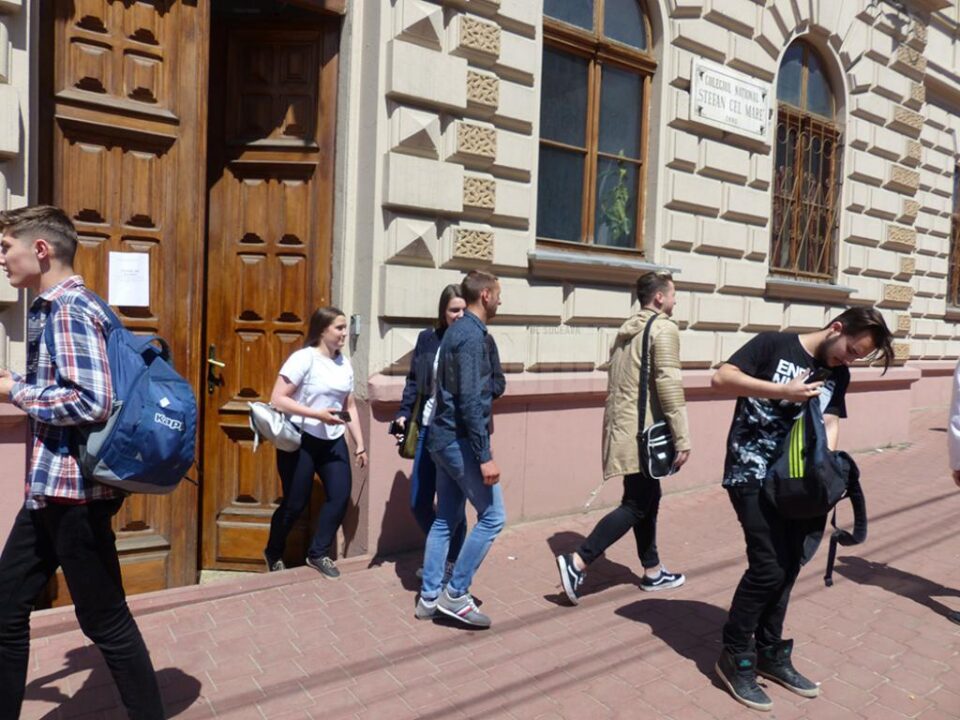 Doi elevi din județ, eliminați din examenul de bac, după ce le-au sunat telefoanele în timpul probei de la română