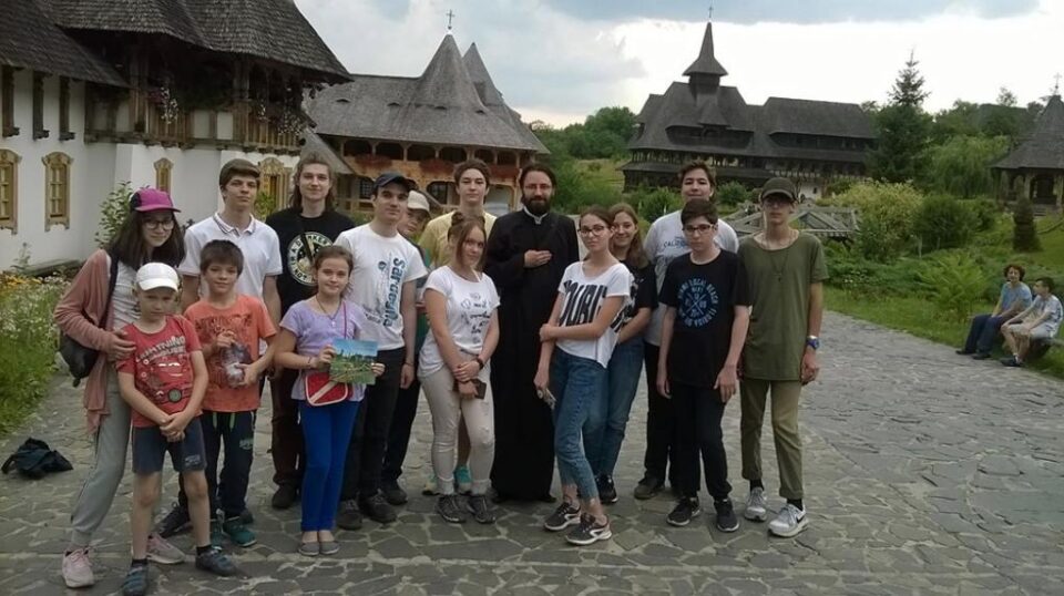 Copiii din Grupul de Cateheză al Bisericii „Sfântul Dumitru” din Suceava, în excursie în Maramureș Copiii din Grupul de Cateheză al Bisericii „Sfântul Dumitru” din Suceava, în excursie în Maramureș