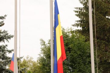Ridicarea Drapelului Național în Piața Tricolorului