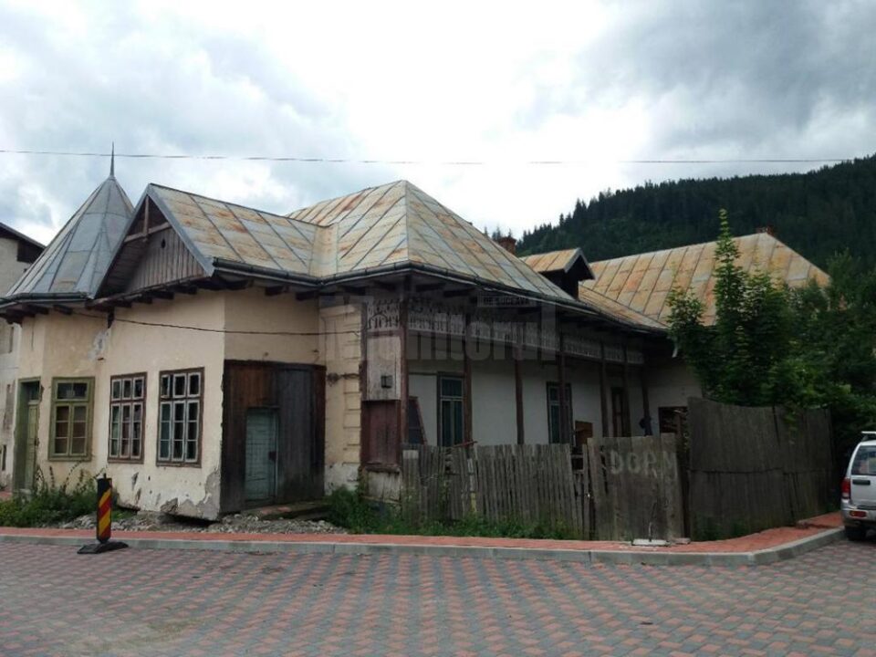 Datoriile la „Utilități și mediu” ale Primăriei Broșteni blochează transformarea unei școli în Muzeul „Ion Creangă”