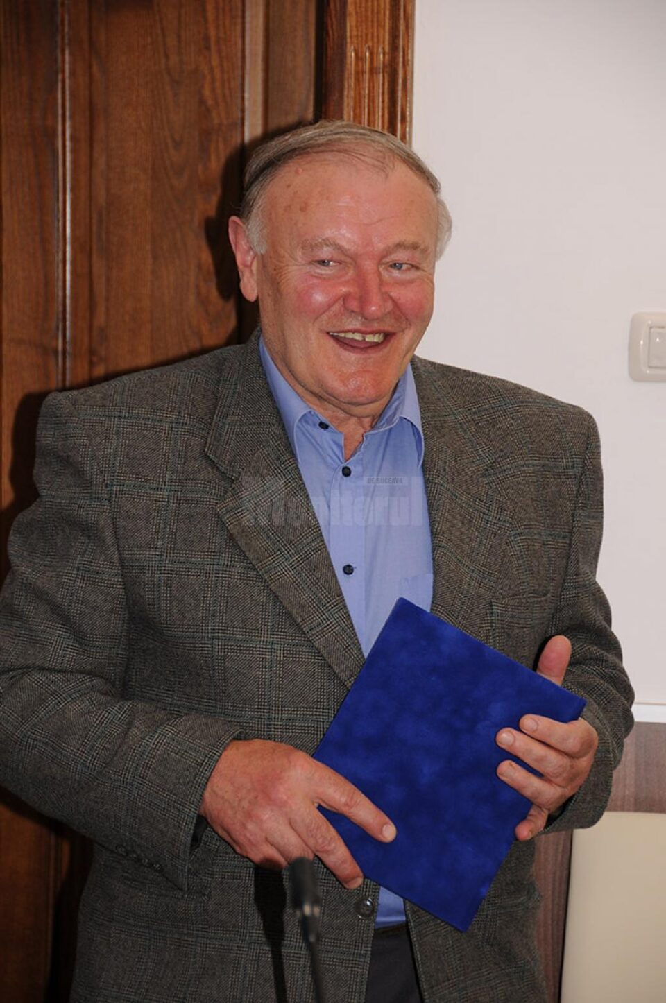 Profesorul Silvestru Pânzariu din Siret a primit o distinctie pentru intervenția sa în păstrarea nealterată a drapelului tricolor