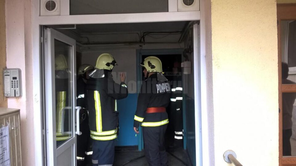 Incendiul în sine nu a fost mare, însă degajarea de fum în scara blocului a fost periculoasă