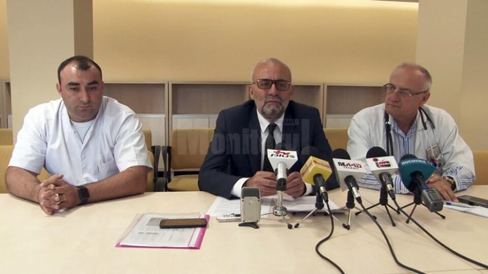 Bioinginerul Dragoș Vicoveanu, managerul Vasile Rîmbu și purtătorul de cuvânt, dr. Mihai Ardeleanu Bioinginerul Dragoș Vicoveanu, managerul Vasile Rîmbu și purtătorul de cuvânt, dr. Mihai Ardeleanu