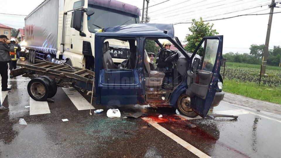 Camioneta s-a lovit violent de tir