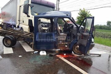 Camioneta s-a lovit violent de tir