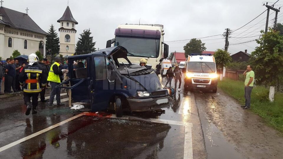 Camioneta s-a lovit violent de tir