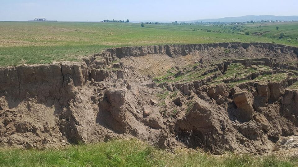 Alunecările de teren și precipitațiile abundente au dus la formarea ravenei din preajma aeroportului