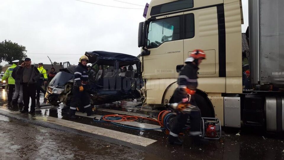 Camioneta s-a lovit violent de tir