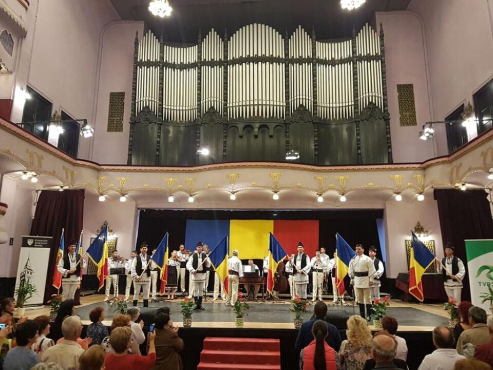 Artiștii Ansamblului „Ciprian Porumbescu”, aplaudați la scenă deschisă la Tg. Mureș