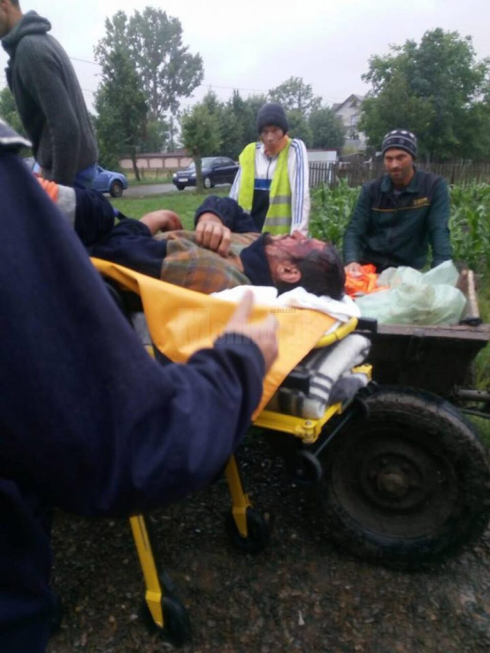 Tânărul bătut a fost transportat la ambulanță cu o căruță