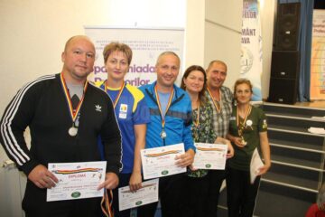 Premii pentru cei mai buni competitori ai întrecerilor sportive din cadrul „Spartachiadei profesorilor”