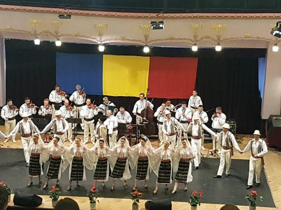 Artiștii Ansamblului „Ciprian Porumbescu”, aplaudați la scenă deschisă la Tg. Mureș