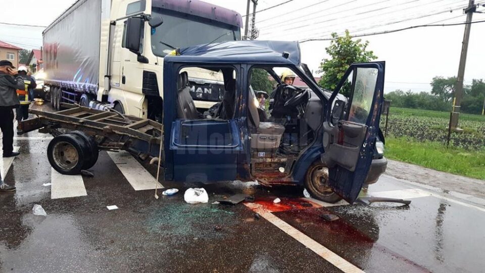 Victimele se aflau în camioneta care a intrat într-un tir